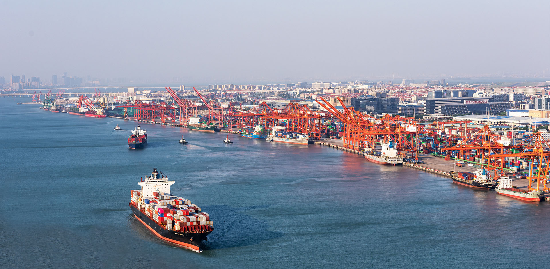 以誠(chéng)信者為先 以?shī)^斗者為本 以貢獻(xiàn)者為榮