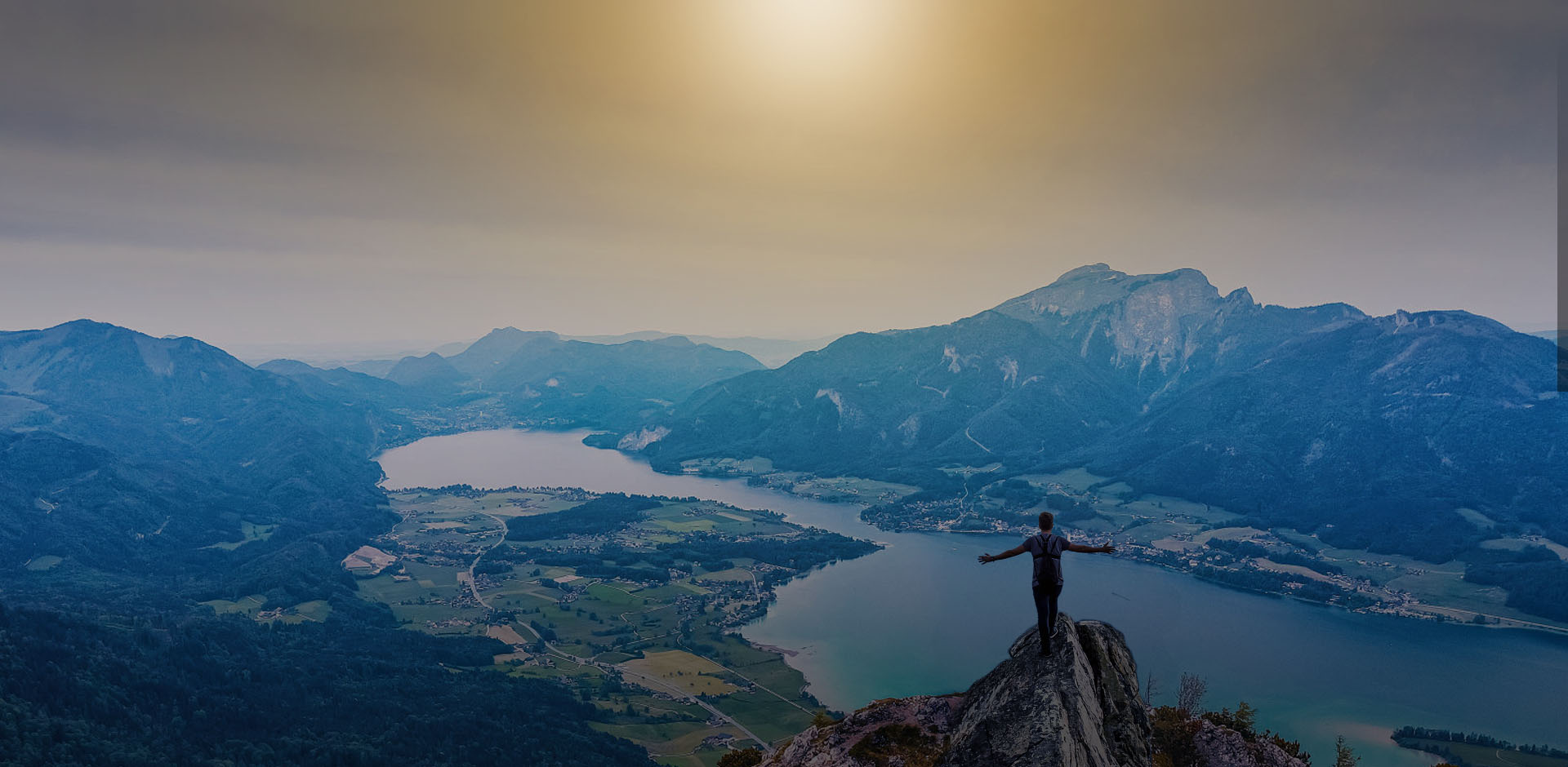 以誠(chéng)信者為先 以?shī)^斗者為本 以貢獻(xiàn)者為榮